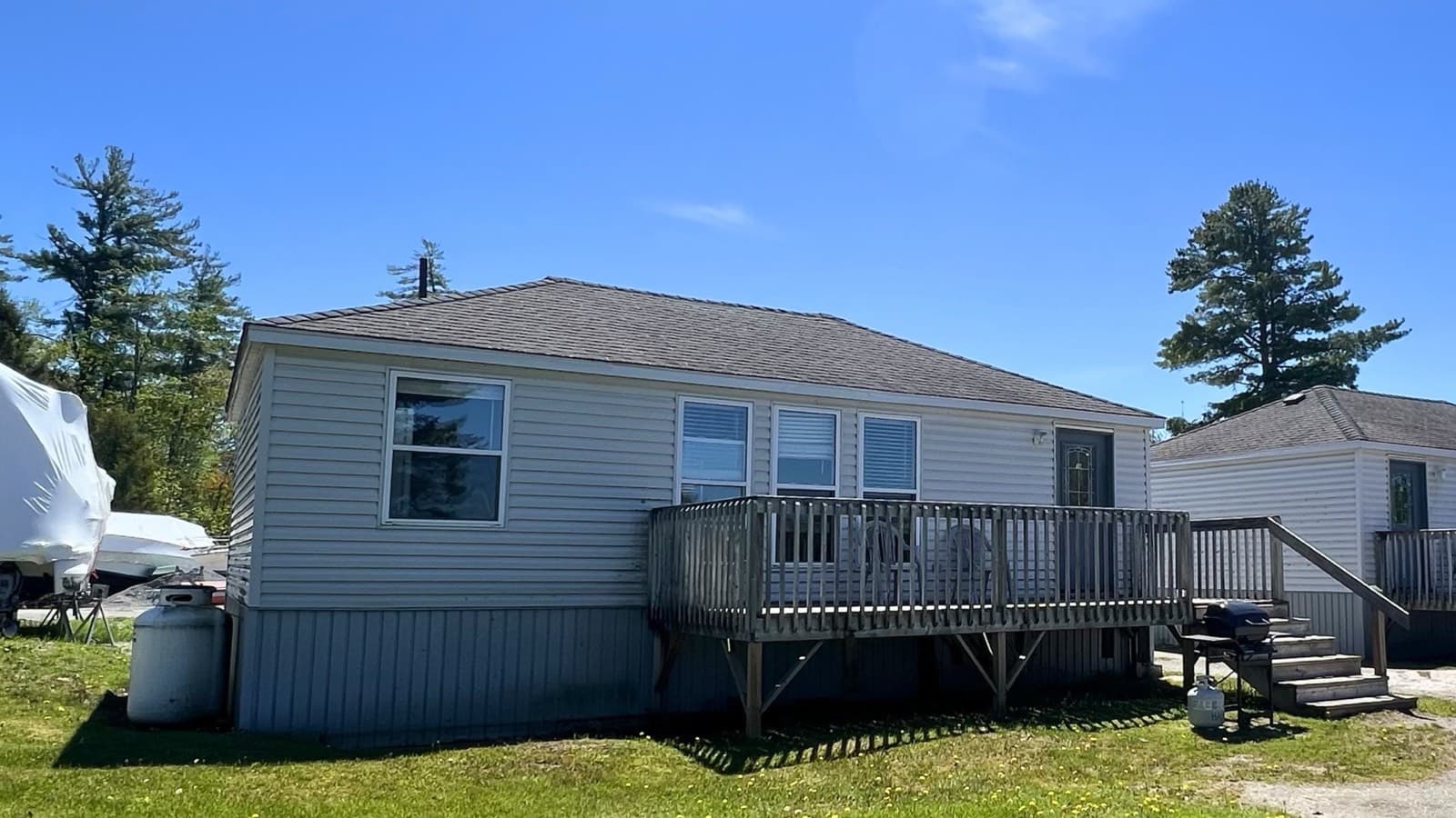 Hall's Cottages waterfront cottages with private decks, Honey Harbour Ontario